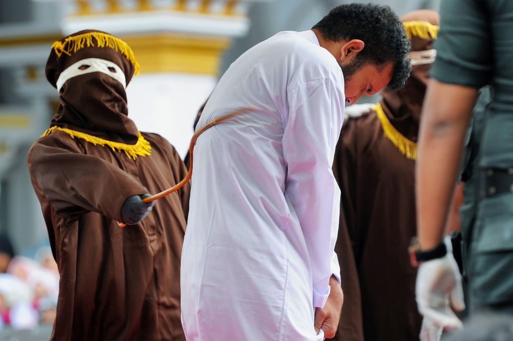 Autoridades islámicas flagelan 85 veces a un hombre acusado de actos homosexuales en Banda Aceh (Indonesia).