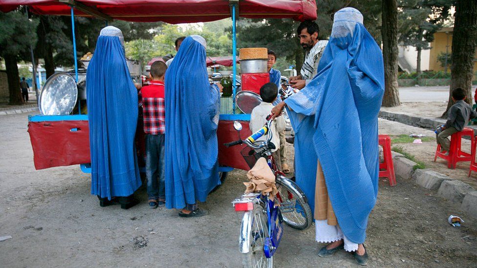 Afganistan'da özellikle kırsal kesimdeki Paştun aşiretlerde çok kadınla evlilik hala yaygın