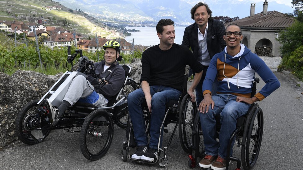 Tres pacientes en sillas de rueda: Sebastian, Gert-Jan y David con el doctor Courtine (de pie)