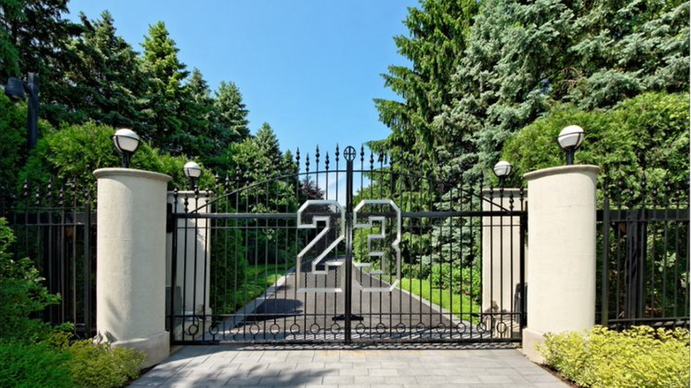 喬丹的球衣是23號，他豪宅的大門上也有23。