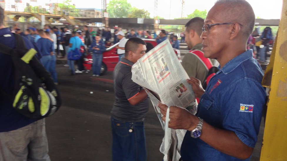 Un trabajador siderúrgico lee el periódico en una manifestación sindical fuera de la planta de Sidor en Ciudad Guayana.