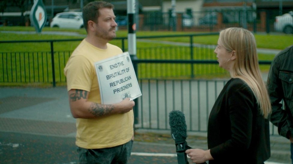 Emma Vardy intentó hablar con un manifestante que mostraba su apoyo a los prisioneros del IRA.