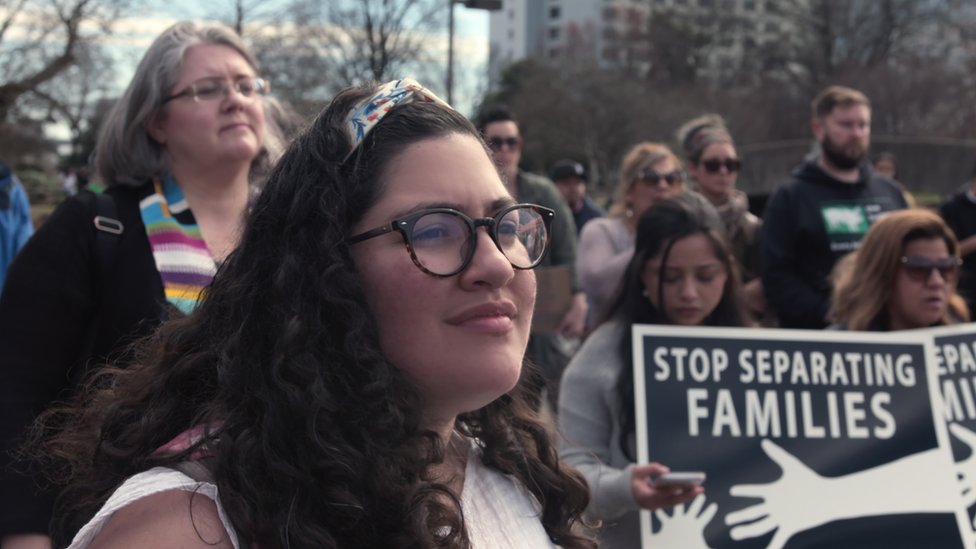 Una joven activista aparece en el documental alertando a su comunidad de los arrestos próximos de ICE.