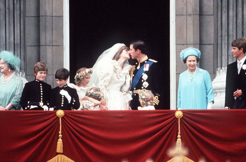 Tahun 1981, putra tertua Elizabeth, Pangeran Charles menikah dengan Putri Diana Spencer. Mereka belakangan memiliki dua anak, William dan Harry, namun kemudian bercerai.