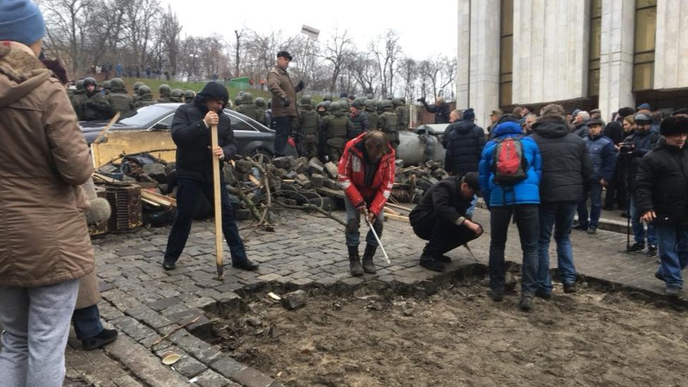 протестувальники, бруківка