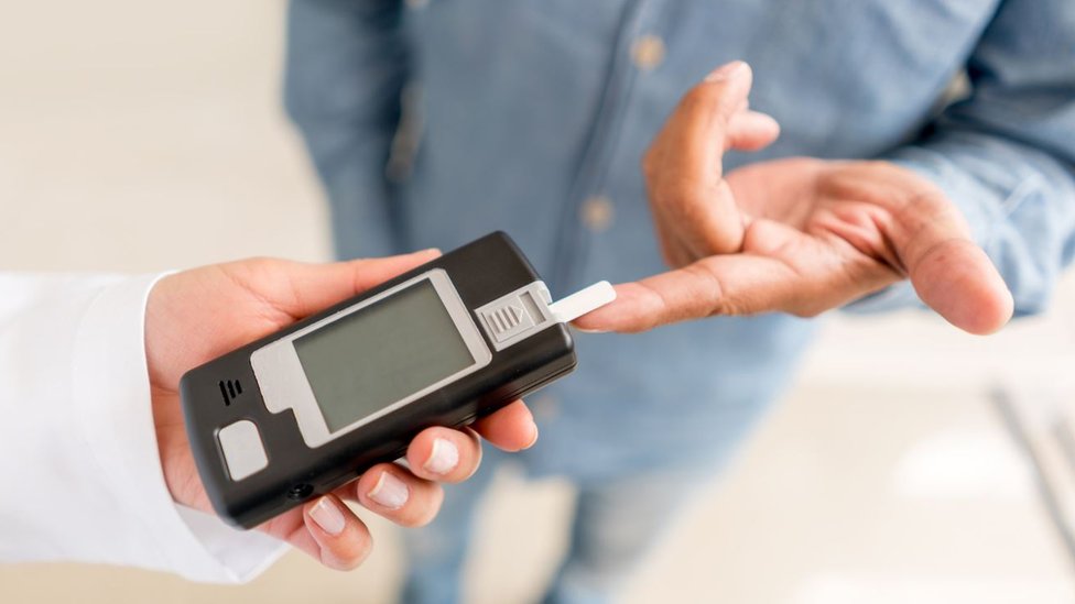 Descartar enfermedades como la diabetes es fundamental para entender por qué se está produciendo la disfunción eréctil. Revisión de glucosa