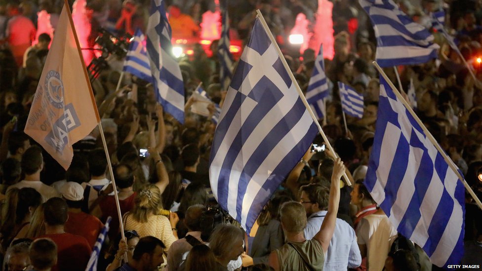 Люди празднуют перед зданием парламента Греции, поскольку первые опросы общественного мнения предсказывают победу кампании Oxi (нет) на референдуме о жесткой экономии в Греции 5 июля 2015 г.