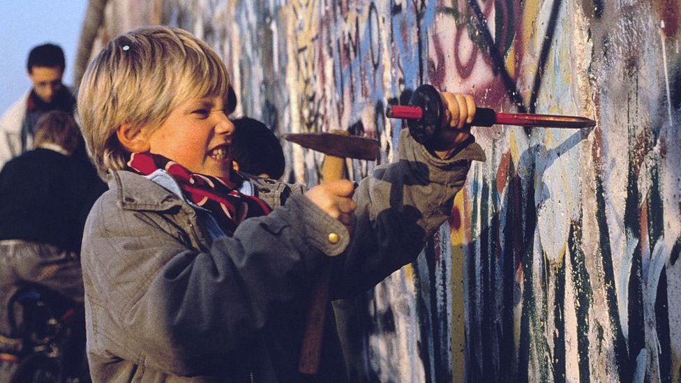 طفل يحاول هدم جدار برلين