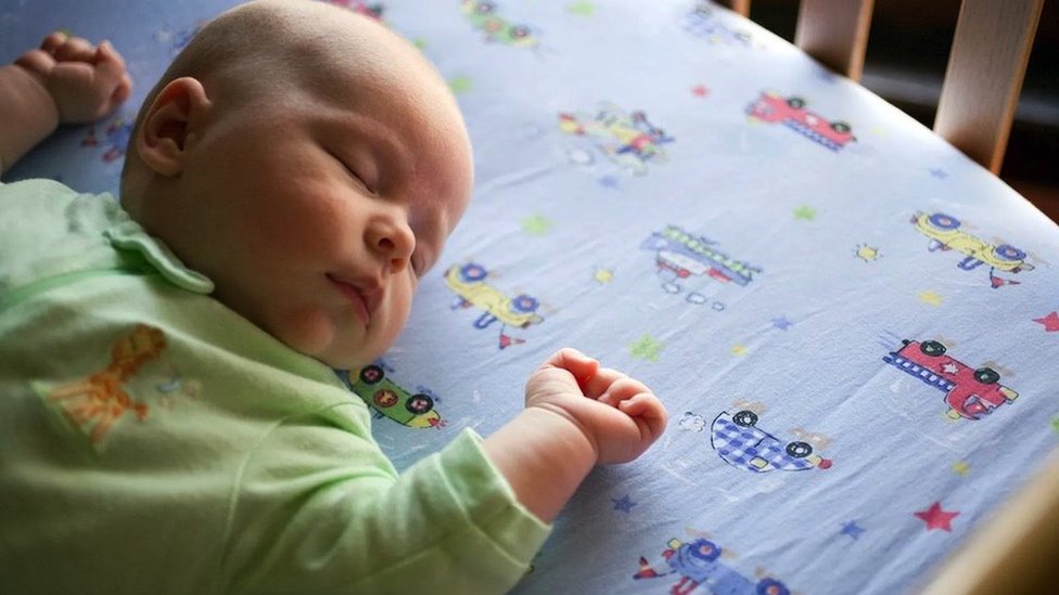 Stavljanje bebe da spava na leđa smanjuje rizik od nastupanja sindroma iznenadne smrti novorođenčadi