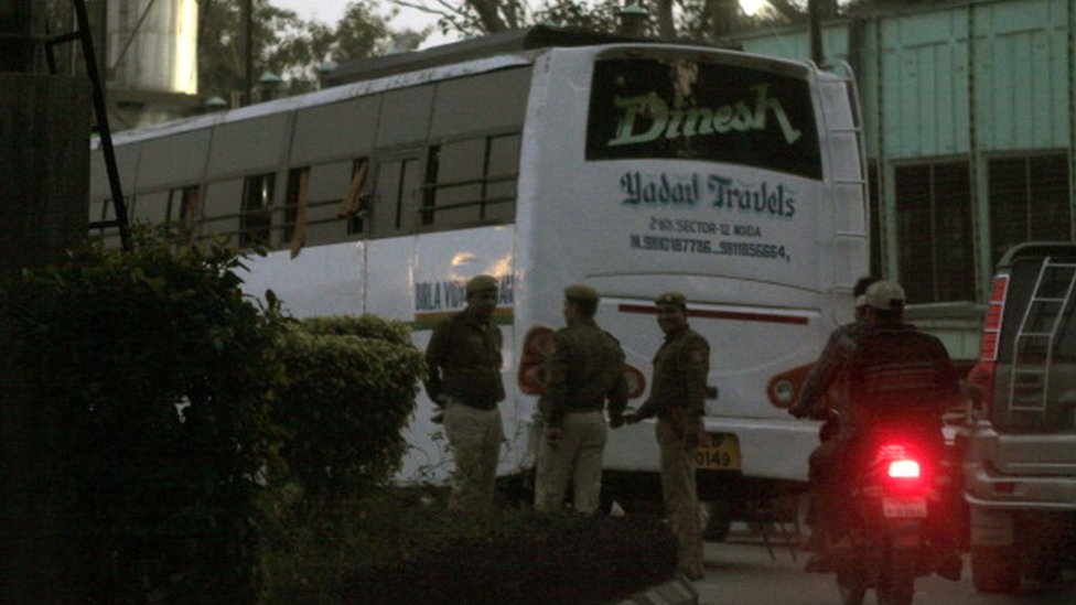 Полиция расследует автобус на стадионе Тьяградж, в котором, по сообщениям, изнасилован студент-парамедик в движущемся автобусе 18 декабря 2012 года в Нью-Дели, Индия.