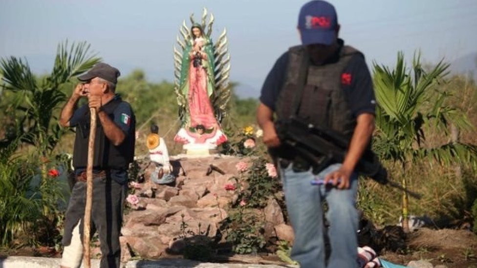 En el pasado el gobierno de México ha llegado a acuerdos con grupos al margen de la ley, como los autodefensas de Michoacán. Un hombre armado en Michoacán