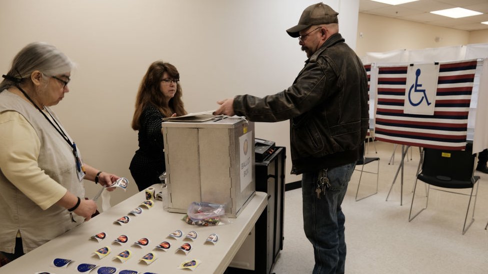 Un hombre participa de las elecciones de medio término en EE.UU.