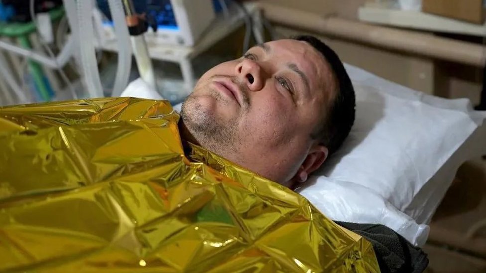 Viktor leži na bolničkom krevetu i leči se od rana zadobijenih od eksplozije minobacača