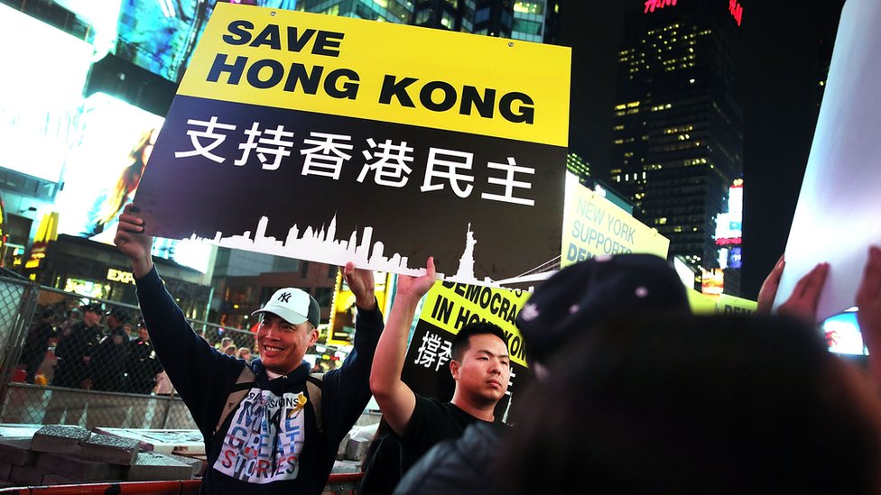 紐約時代廣場（時報廣場）華人群眾舉起「支持香港民主」標語牌聲援香港示威者（資料圖片）