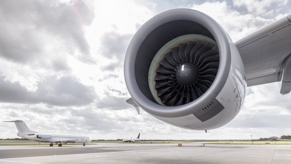 El trabajo de mantenimiento en pistas inclinadas es más complejo. avión en pista de aterrizaje