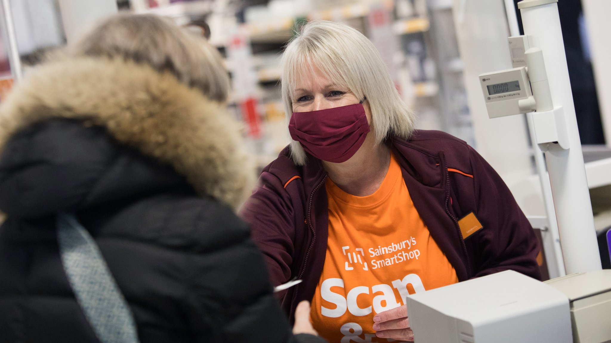 Sainsbury's raises pay to £10 an hour - BBC News