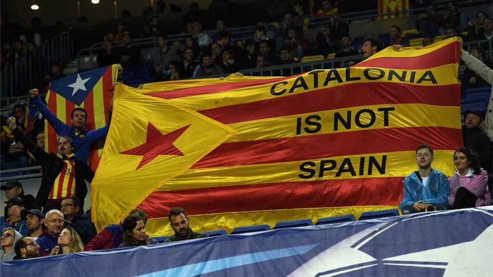 Bendera Catalunya dikibarkan pendukung Barcelona dalam pertandingan Liga Champions melawan Olympiakos Piraeus, Rabu lalu.