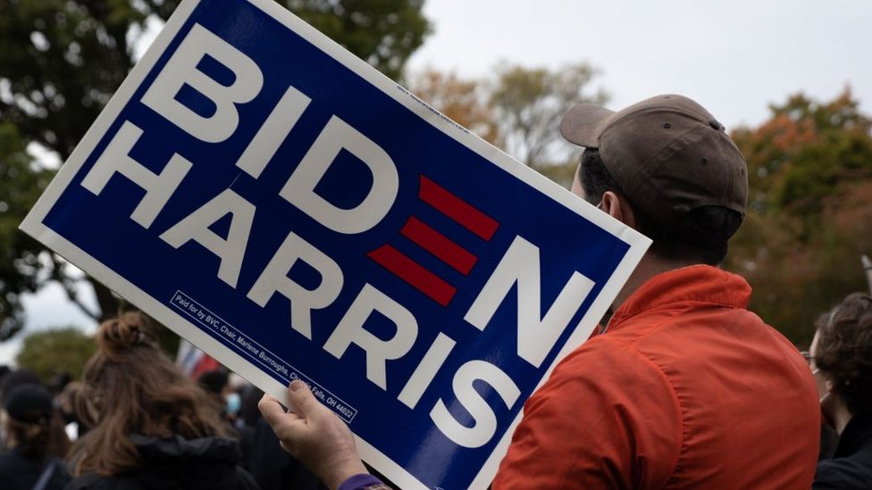 Seguidor de Biden con un cartel