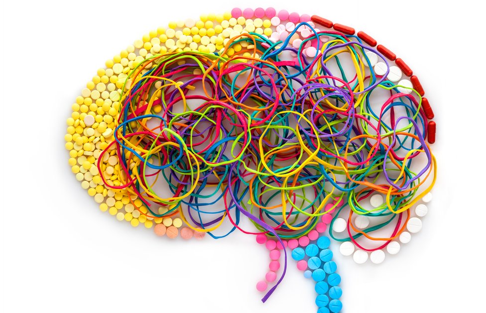 Gomas y pastillas dispuestas en forma de cerebro humano.