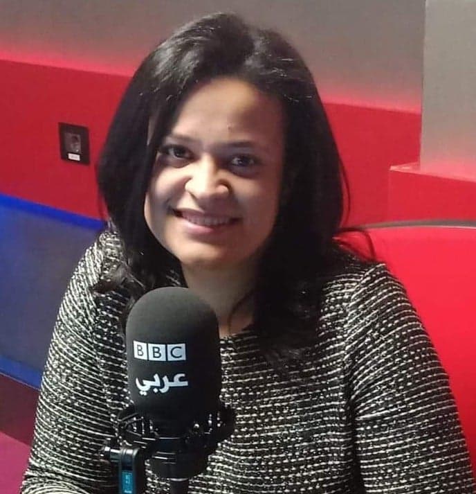 Marwa Helmy ante el micrófono de la BBC.