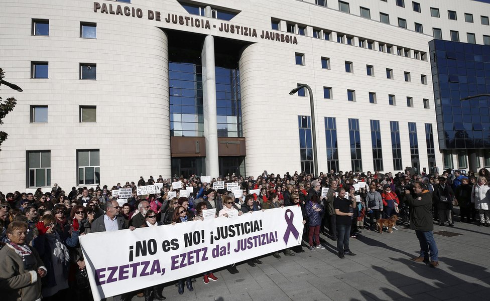 Protesta a las puertas del Palacio de Justicia de Navarra.