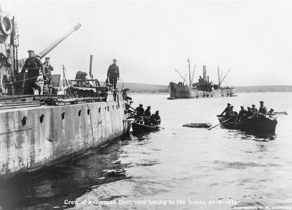 Marinos alemanes abandonando uno de sus barcos.