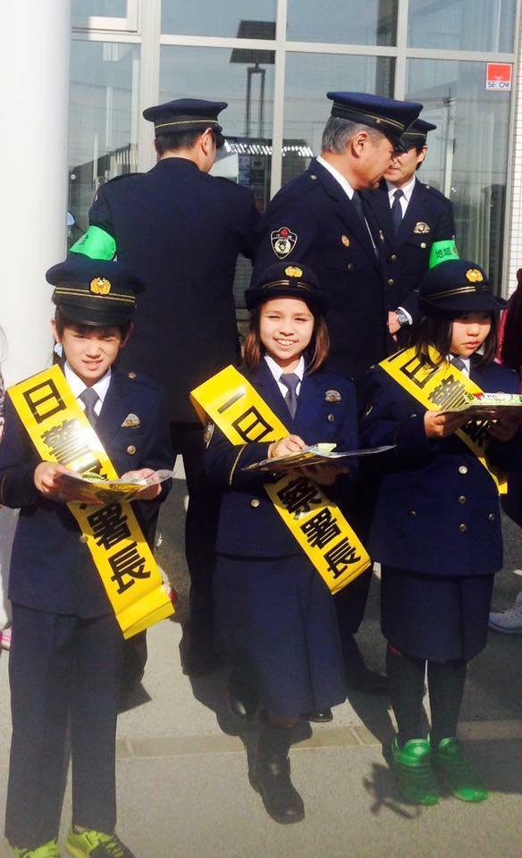 Niños japoneses en un evento organizado por la policía. NO USAR / BBC