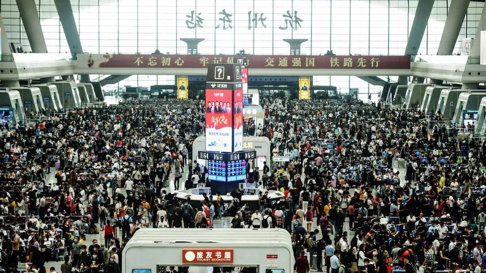 Толпы людей на вокзале Ханчжоу