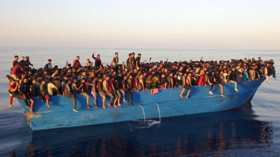 Pessoas aglomeradas em barco de pesca