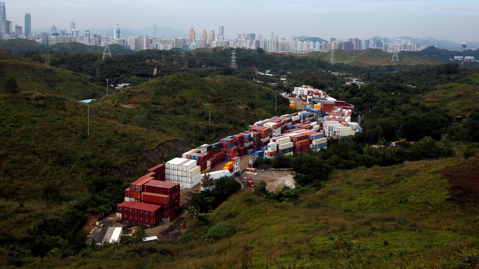 這幅位於香港新界的棕地目前被用作儲存貨櫃。香港各區都有許多類似的棕地，有意見認為政府可先發展這些棕地，興建房屋。