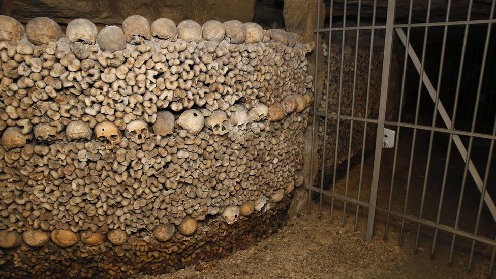 Estas criptas subterráneas pueden visitarse, aunque no todos sus túneles están abiertos al público. Catacumbas de París