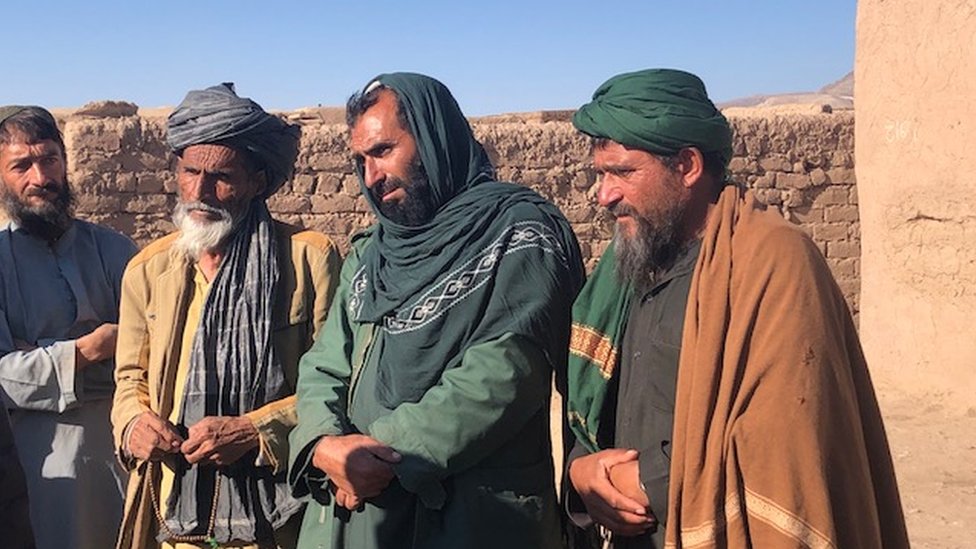 Cuatro hombres con barba y turbantes en Herat