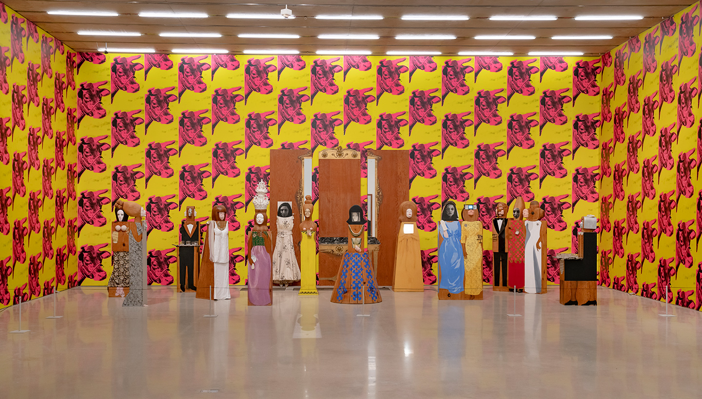Instalación "The Party" de Marisol Escobar, rodeada de papel de vacas, una obra impresa creada por el fenecido Andy Warhol.