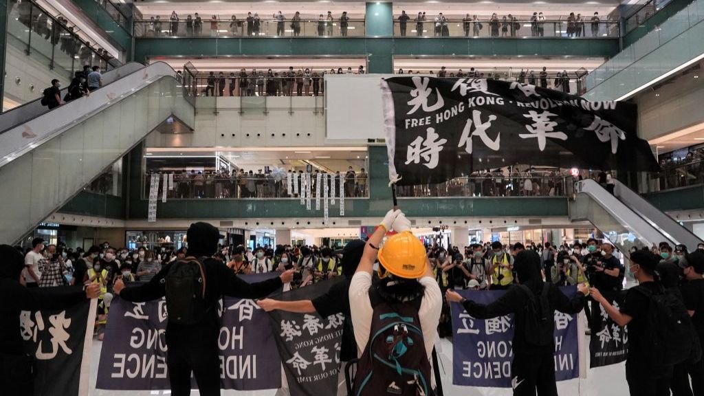 6月12日，一百多名香港抗議者聚集在沙田新城市廣場，紀念「反送中」運動一週年。