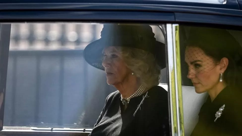 أفراد العائلة المالكة يتبعون نعش الملكة إليزابيث الثانية