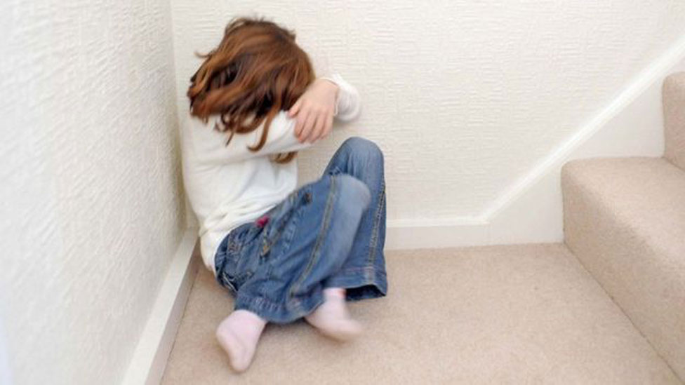 Los niños enfrentan varias barreras a la hora de querer denunciar a sus abusadores, advierte la Asociación Civil El Paso. Niña que se cubre el rostro