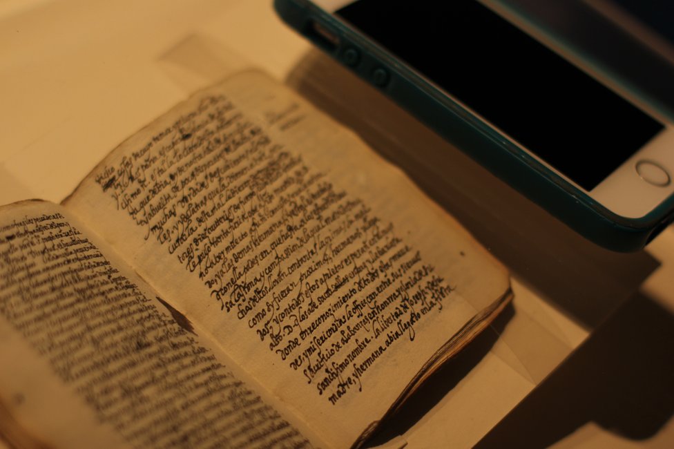 El pequeño tamaño de los diarios significaba que podían ser ocultados fácilmente Un iPhone junto al manuscrito