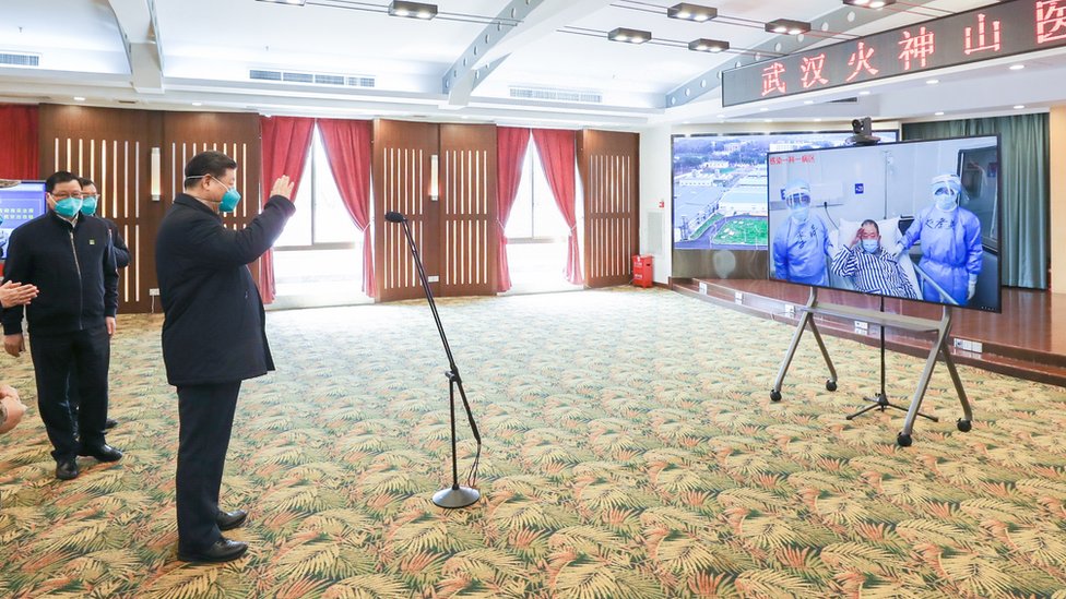 Xi Jinping habla con pacientes.