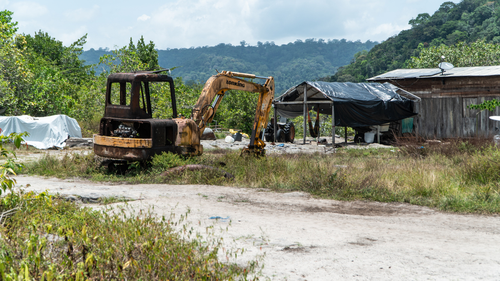 Maquinário e acampamento de garimpeiros