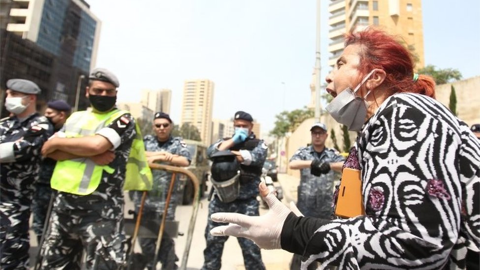 Pengunjuk rasa dan petugas keamanan di Beirut (21/04).