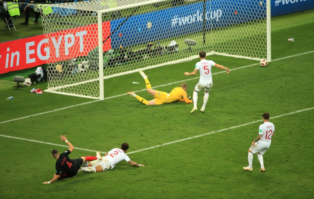 La pelota se va lentamente al contacto con el poste ante la mirada agonizante de los jugadores ingleses.