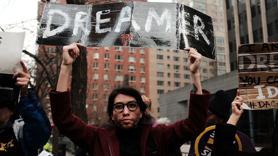 Un joven en una manifestación de dreamers.
