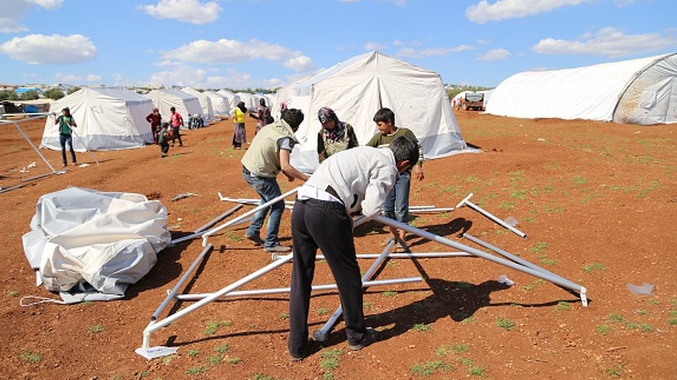 Suriye'de savaştan kaçanlar, Türkiye sınırındaki kamplara yerleşiyor