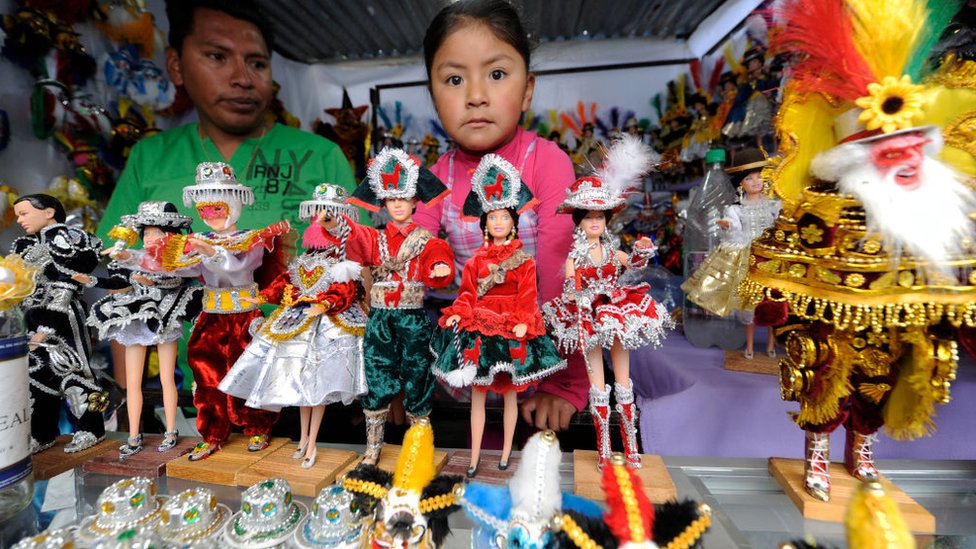 Grandes y chicos hacen los recorridos rituales en "La Alasita" para adquirir e intercambiar figuritas vinculadas a la deidad aimara de Ekeko. Figuritas en la Feria La Alasita.