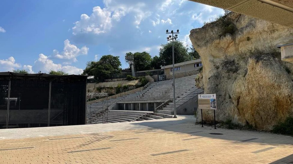Oko tribina beogradskog stadiona „Tašmajdan" naziru se tragovi Panonskog mora