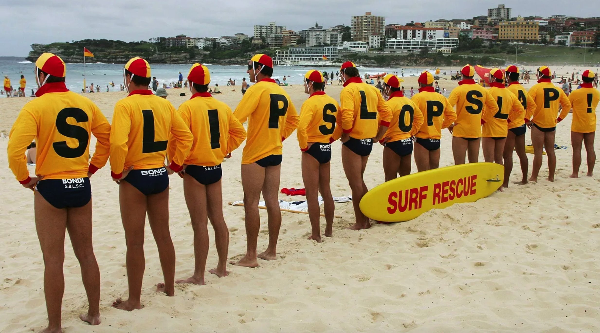 Australianos fazem campanha na praia por protetor solar
