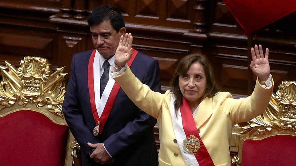 Президент Перу пытался распустить парламент, но был смещен и задержан; главой государства впервые стала женщина