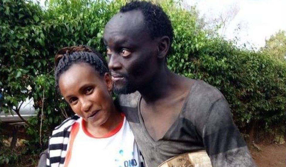 Hinga tenía los ojos salidos y un aspecto esquelético. (Foto: W. MWAURA) Wanja and Hinga hug in the street.