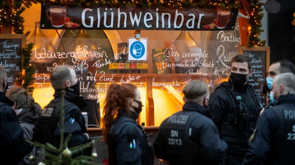 Police in front of Dresden glühwein bar