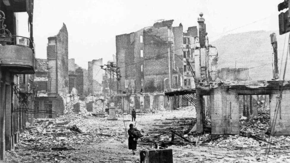 Guernica después de ser bombardeada en 1937